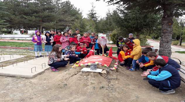 Merkez Ortaokulu öğrencilerinden şehitlik ziyareti