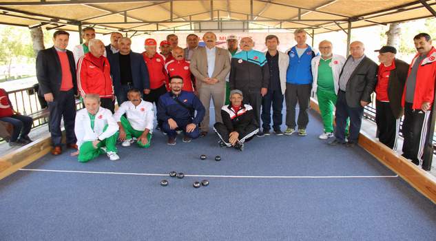 Huzurevi sakinleri bocce turnuvasında kıyasıya mücadele etti