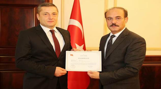 Vali Yurtnaç’tan Dr. Kurca’ya Başarı Belgesi