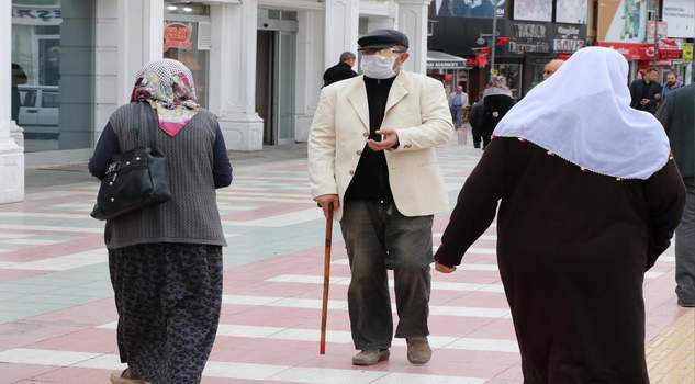 Zabıta dilenci kılığına girdi yarım saatte 32 lira para topladı