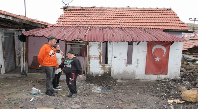 Yağmur sularının bastığı gecekondu da yaşayan aile yardım eli bekliyor