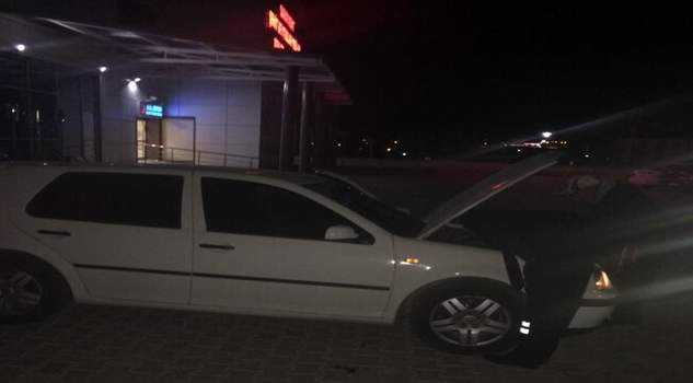 Otomobilin motoruna sıkışan kediyi itfaiye ekipleri kurtardı