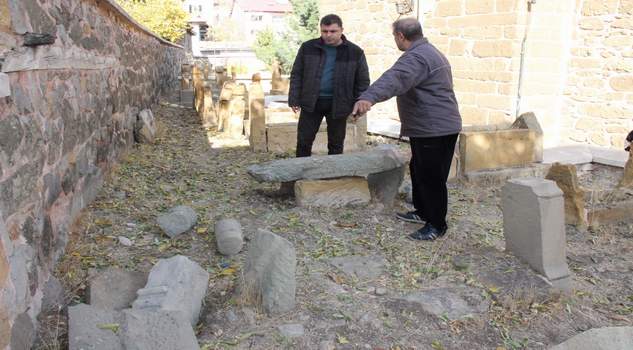Mezar taşlarını tahrip ettiler