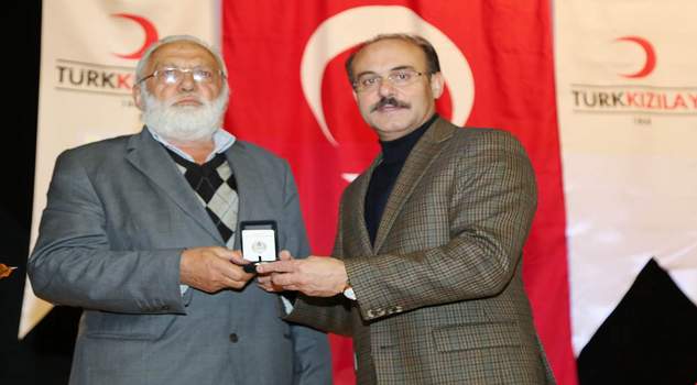 Vali Yurtnaç: Nerede yardıma muhtaç bir toplum varsa Kızılay orada