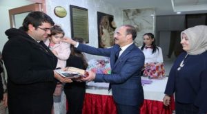 Vali Yurtnaç ve eşi Dilek Yurtnaç, köyde görev yapan öğretmenlerle bir araya geldi