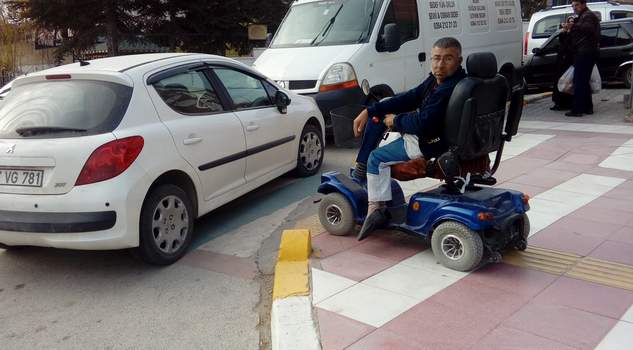 Engelli vatandaş hatalı park yüzünden zor anlar yaşadı