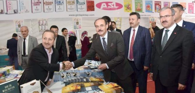 Vali Yurtnaç Tokat’ta kitap fuarına katıldı