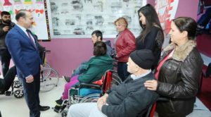 Kreşteki minik öğrencilerden 4 engelli vatandaşa tekerlekli sandalye