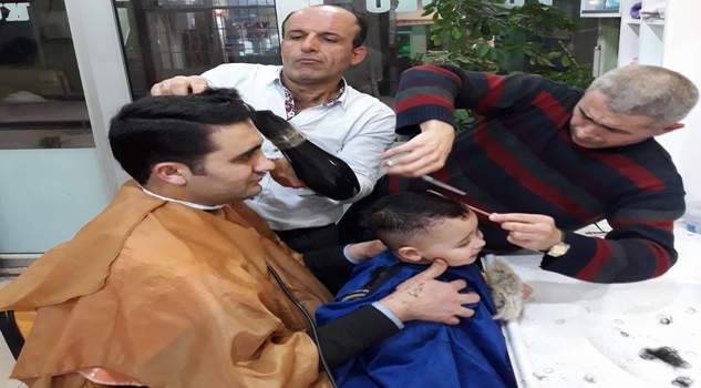 Çocuğunun tıraş korkusunu yenmesi için aynı koltukta birlikte traş oldular