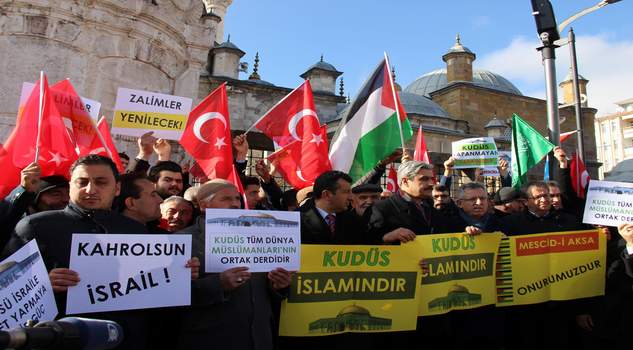 ABD’nin Kudüs kararı Yozgat’ta Cuma namazı çıkışı protesto edildi     