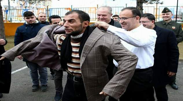 Başbakan Yardımcısı Bekir Bozdağ’ın ceketini giydi