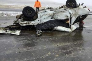 Otomobil, karşı şeride geçerek yolcu otobüsüyle çarpıştı: 2 ölü