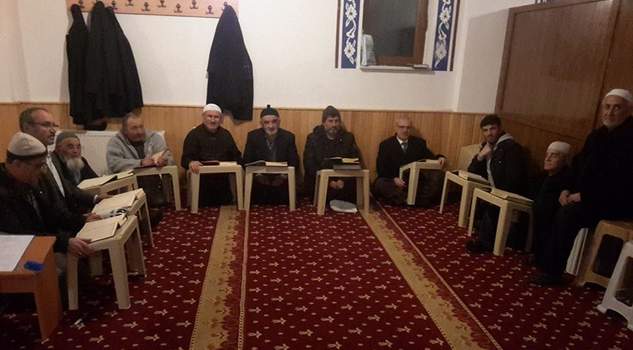 Vatandaşlar, akşam ve yatsı namazı arasında Kur’an öğreniyor