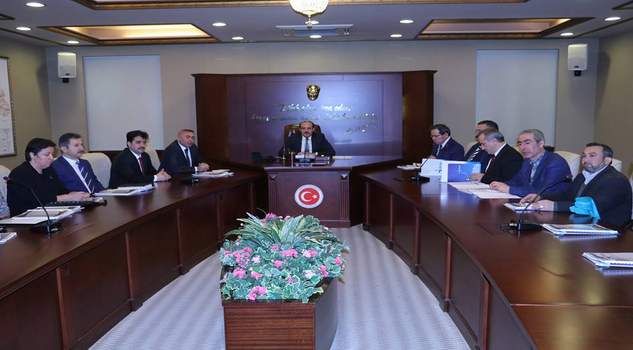 Vali Yurtnaç, Devleti tek işveren kapısı algısından kurtarmak gerekir