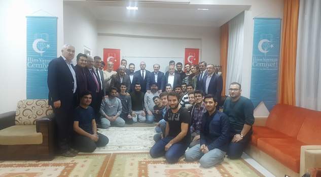 Yazar Demirbağ ve Çamlıca, gençlerle bir araya geldi