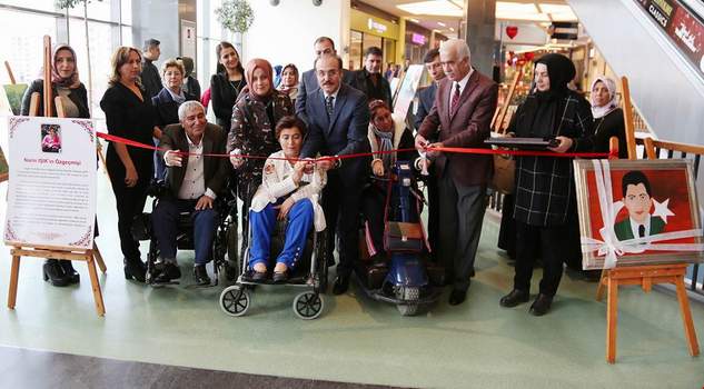 Engelli kadın ağzıyla yaptığı resimlerin geliri Mehmetçiğe bağışlayacak