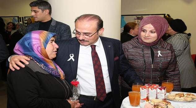 Vali Yurtnaç: Dinimizde ve kültürümüzde kadının ayrı bir yeri vardır