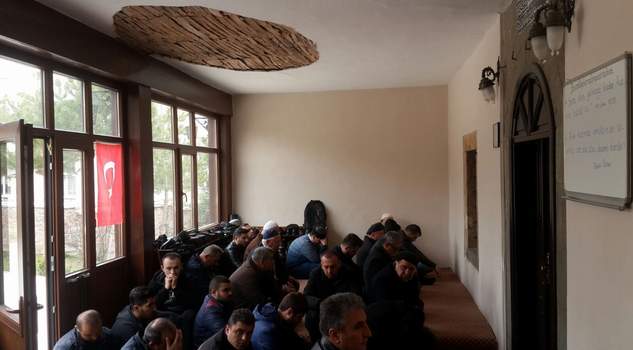 Vatandaş tehlikeye aldırmadan Cuma namazını kıldı