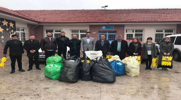 Ülkü Ocaklarından köydeki öğrencilere kıyafet yardımı