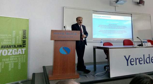  Vali Yurtnaç, üniversite öğrencilerine ‘yeni nesil bürokrasi’yi anlattı