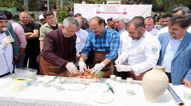 Vali Yurtnaç ve Başkan Arslan, testi kebabı hazırladı