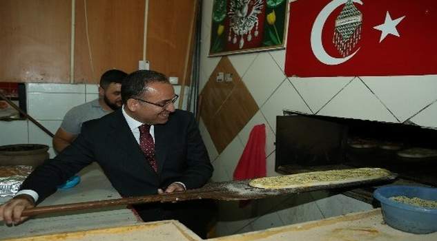 Bozdağ, ziyaret ettiği fırında Ramazan pidesi pişirdi