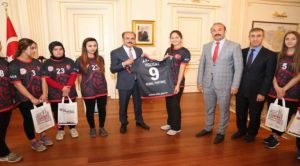 Vali Yurtnaç, 2. Lig’e yükselen bayanlar hentbol takımını konuk etti