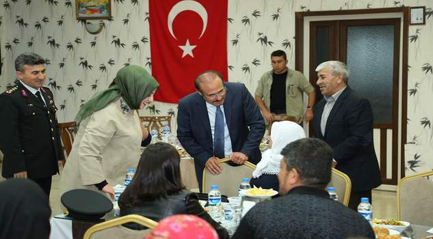 Şehit aileleri ve gaziler iftarda bir araya geldi