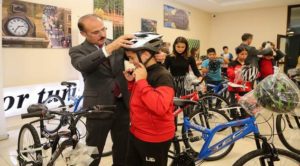 Okul Destek Projesinden yararlanan çocuklara bisiklet hediye edildi