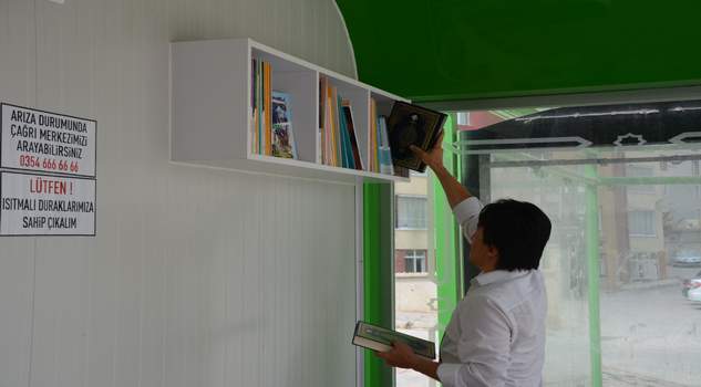 Klimalı duraklara “Kur’an-ı Kerim” yerleştirildi