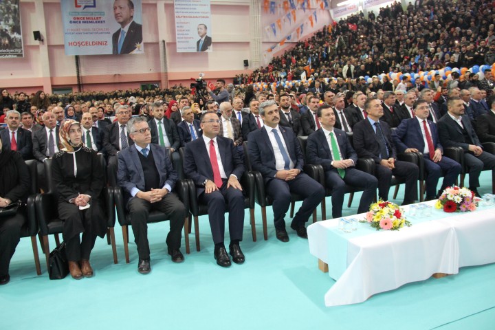 AK Parti adaylarını tanıttı