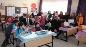 Vali Çakır, öğrencilerin karne sevincine ortak oldu