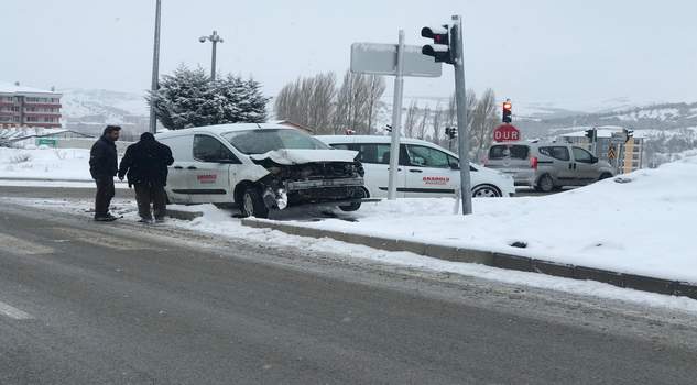 Kar yağışı ve buzlanma beraberinde kazalara neden oldu
