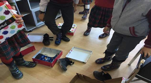 Öğrencilere kışlık ayakkabı yardımı