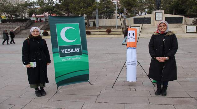 Sigaranın zararlarına maket sigarayı idam ederek dikkat çektiler