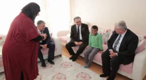 Vali Çakır, evde eğitim gören Muhammed Enes’i ziyaret etti