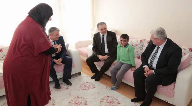 Vali Çakır, evde eğitim gören Muhammed Enes’i ziyaret etti