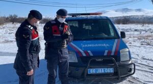 Jandarma kırsalda bulduğu Atmaca’yı teslim etti