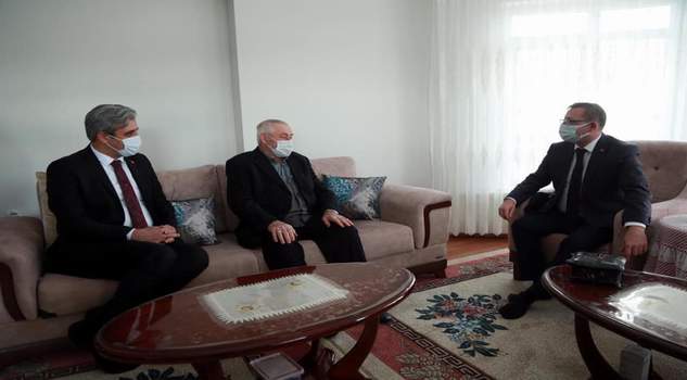 Vali’den bayrak hassasiyeti gösteren yaşlı adama ziyaret