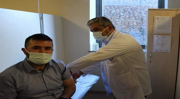 Sağlık çalışanlarına ikinci doz aşılama başladı