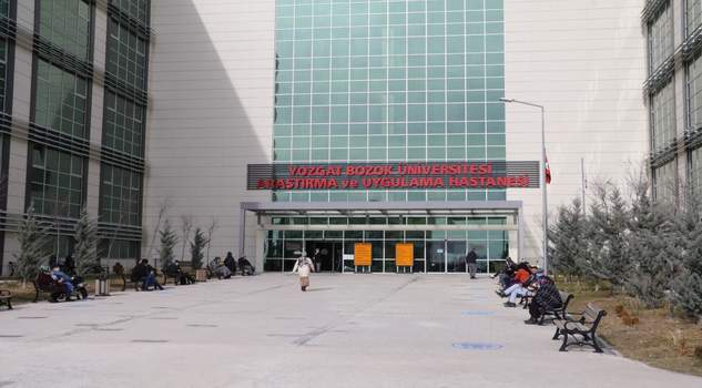 Hasta vatandaş,  doktoru darp etti