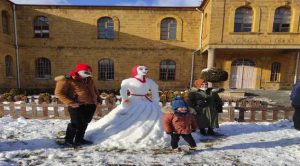 Okul bahçesindeki kardan gelin görenlerin dikkatini çekti