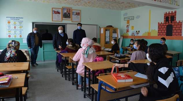 Yazıcı, ilçelerde okul ziyaretlerini sürdürüyor