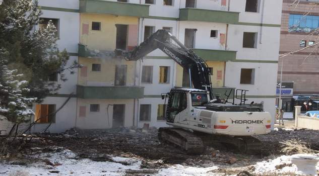 Millet Bahçesi için binaların yıkımına başlandı