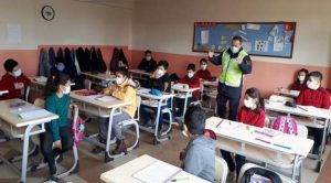 Jandarma, öğrencileri Kovid-19’a karşı bilgilendirdi
