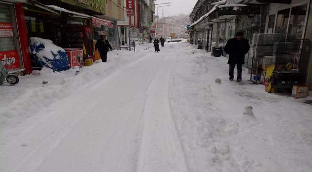 Yozgat’ta kar ve tipi hayatı olumsuz etkiledi