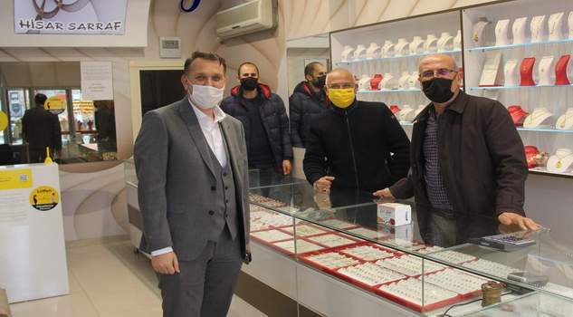 Başkan Açıkel, esnafı hem uyardı hem kandil simidi dağıttı