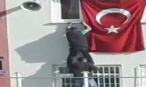 Öğrenciler, tehlikeye aldırmadan bayrağı düzeltti