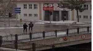 Vatandaş’tan görevi başındaki polise çay ikramı