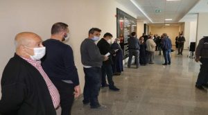 Vatandaşlar, izin belgesi almak için uzun kuyruk oluşturdu